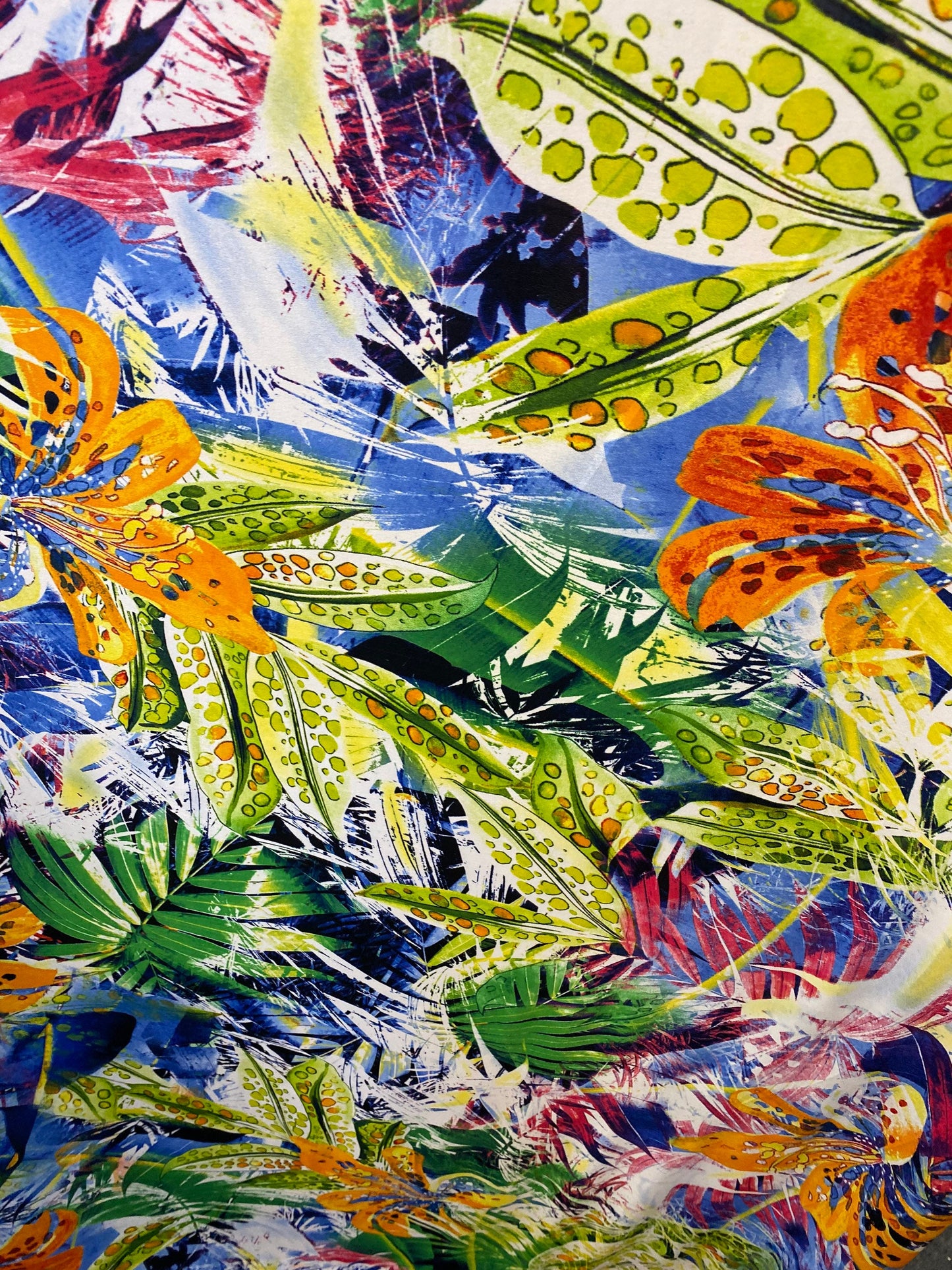 New print poly spandex tropical design 4-way Stretch 58/60” Sold by the YD. Ships worldwide from Los Angeles California USA.