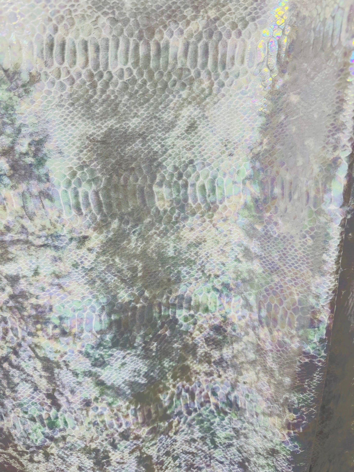 Ilusión exotic snake design on stretch velvet with hologram foil 4-way stretch 58/60”