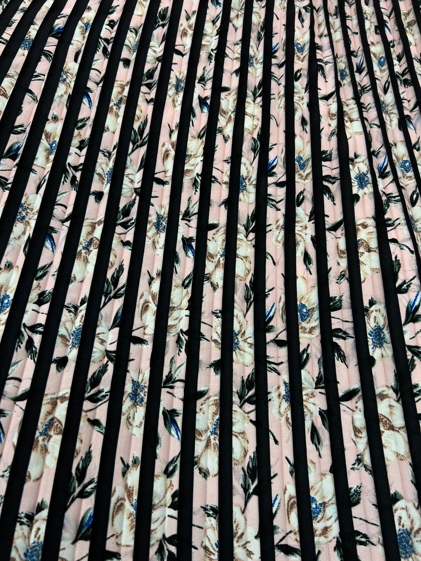 New Luxury pleated poly rayon flower design non stretch 58/60” Sold by the YD. Ships Worldwide from Los Ángeles California USA.