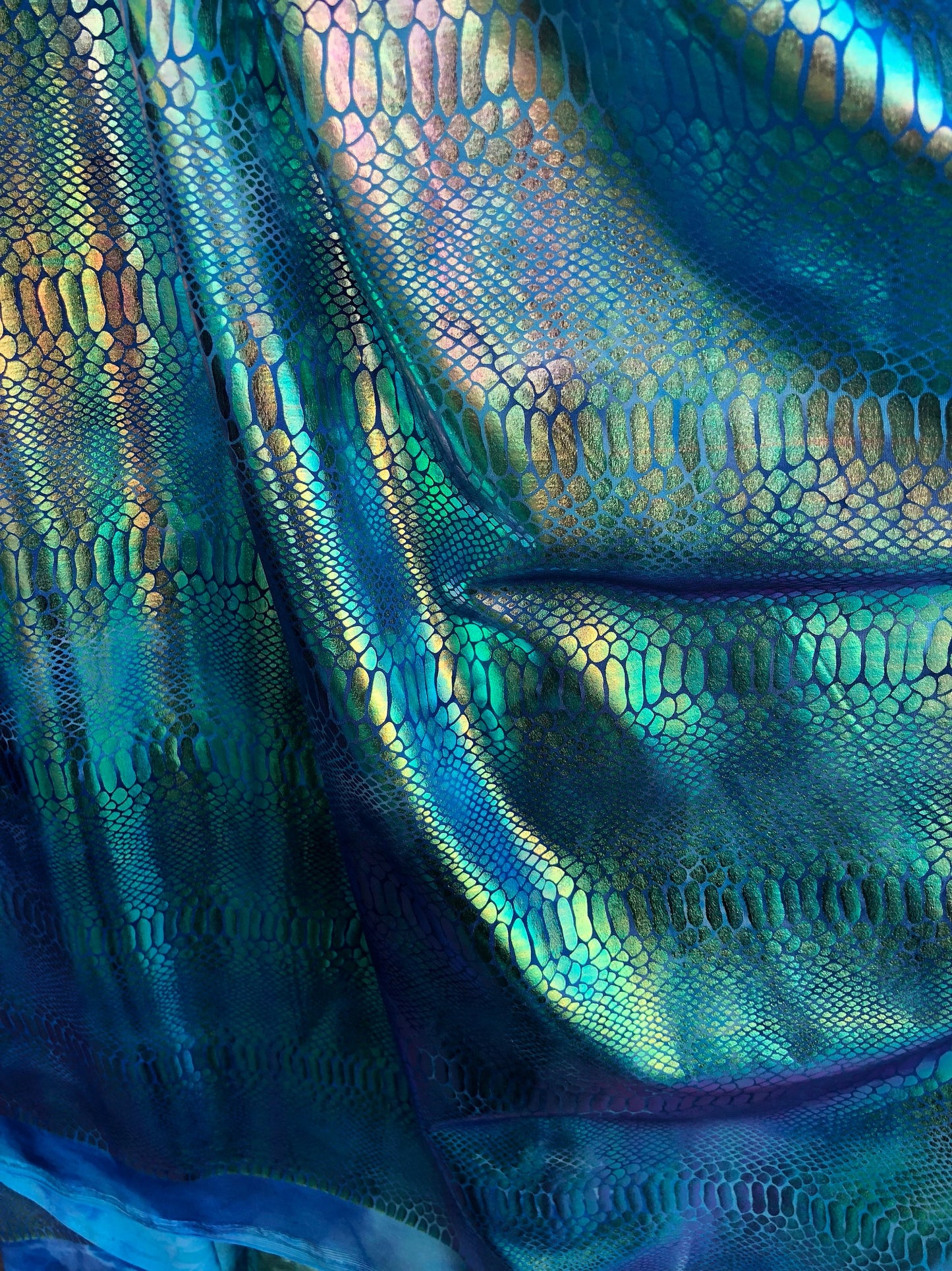 New tie dye iridescent foil crocodile design blue/green 4 way stretch 58/60" Sold by the YD. Ships worldwide from Los Ángeles California USA