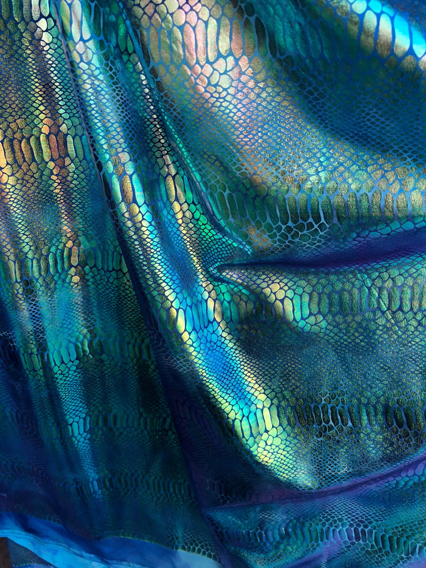 New tie dye iridescent foil crocodile design blue/green 4 way stretch 58/60" Sold by the YD. Ships worldwide from Los Ángeles California USA