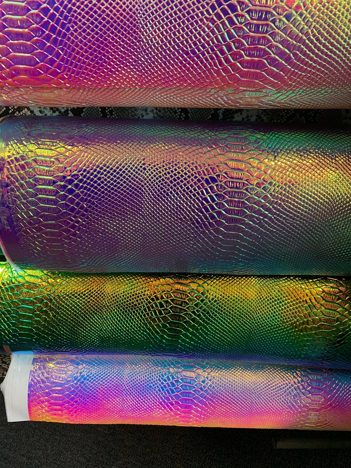 New Alligator design iridescent vinyl non stretch 58/60” Sold by the YD. Ships worldwide from Los Ángeles California USA.