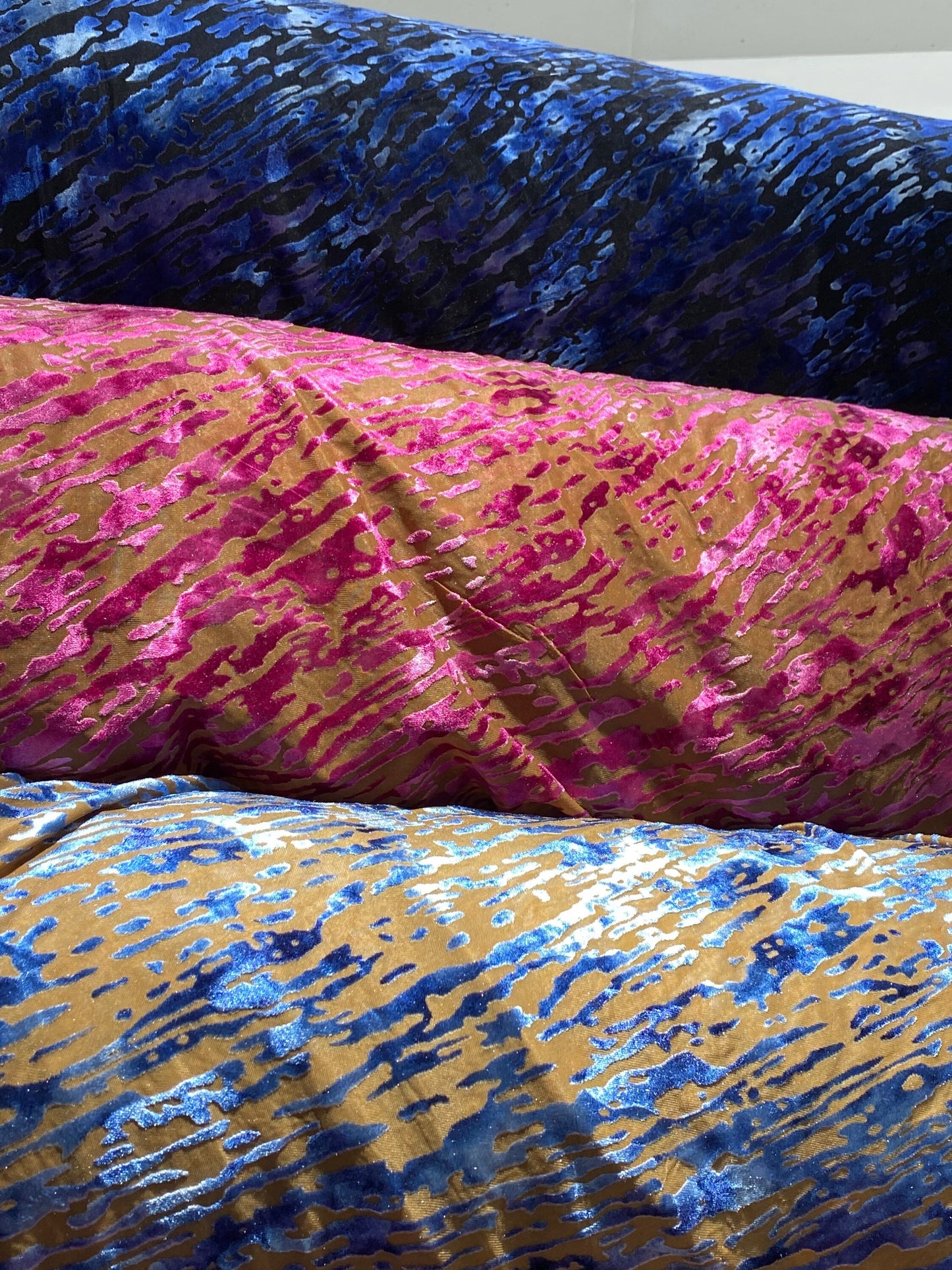 New burnout velvet exotic animal print design 2-tone color 2-way stretch 58/60” Sold by the YD. Ships worldwide from Los Ángeles California.
