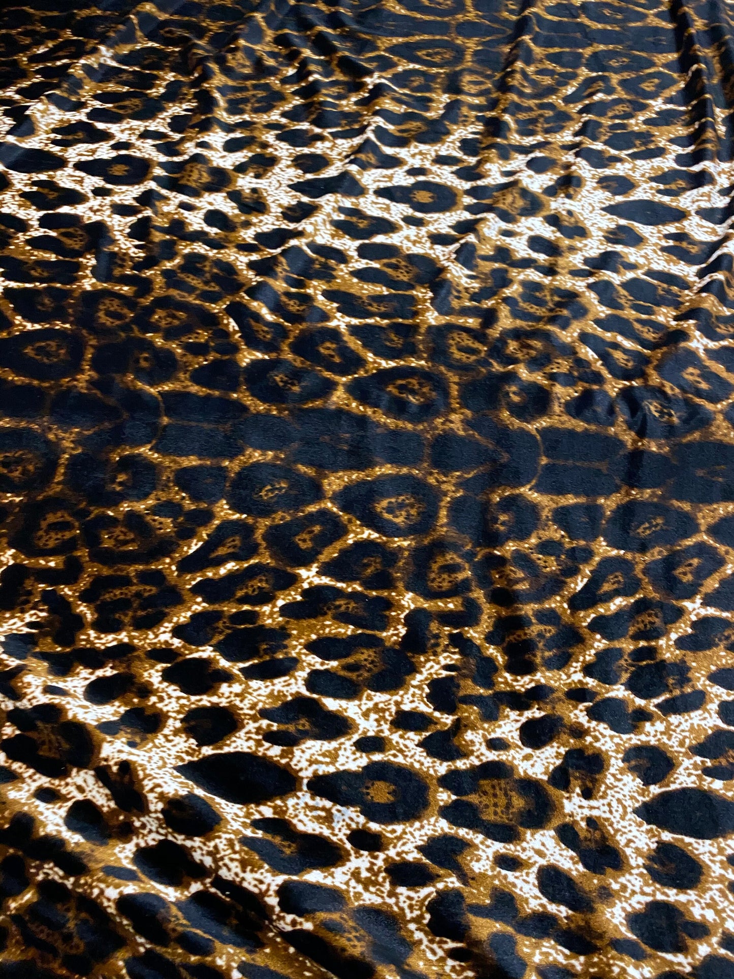 New exotic animal print leopard design print on heavy stretch velvet 4-way 58/60” Sold by the YD. Ships worldwide from Los Ángeles CA USA.