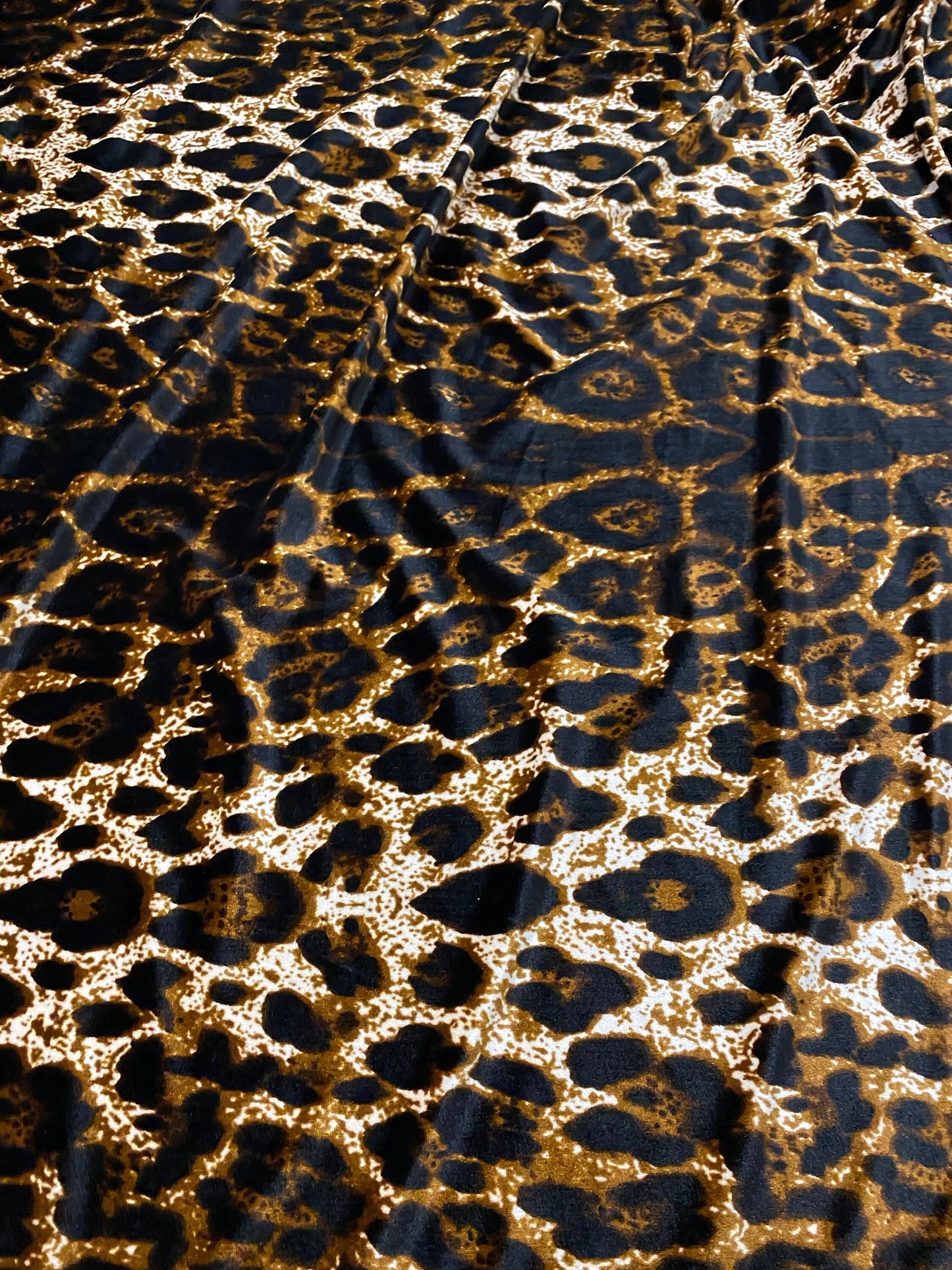 New exotic animal print leopard design print on heavy stretch velvet 4-way 58/60” Sold by the YD. Ships worldwide from Los Ángeles CA USA.