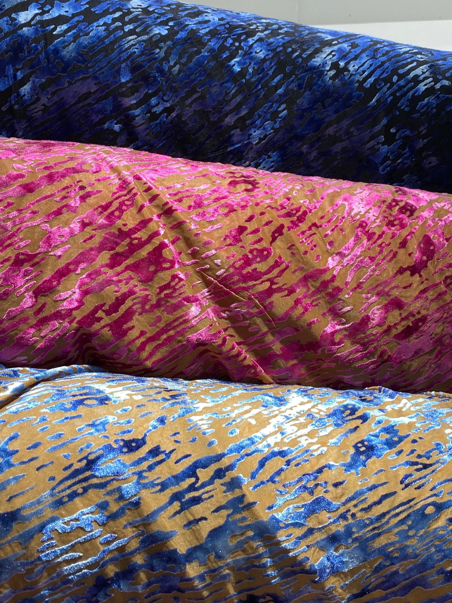 New burnout velvet exotic animal print design 2-tone color 2-way stretch 58/60” Sold by the YD. Ships worldwide from Los Ángeles California.