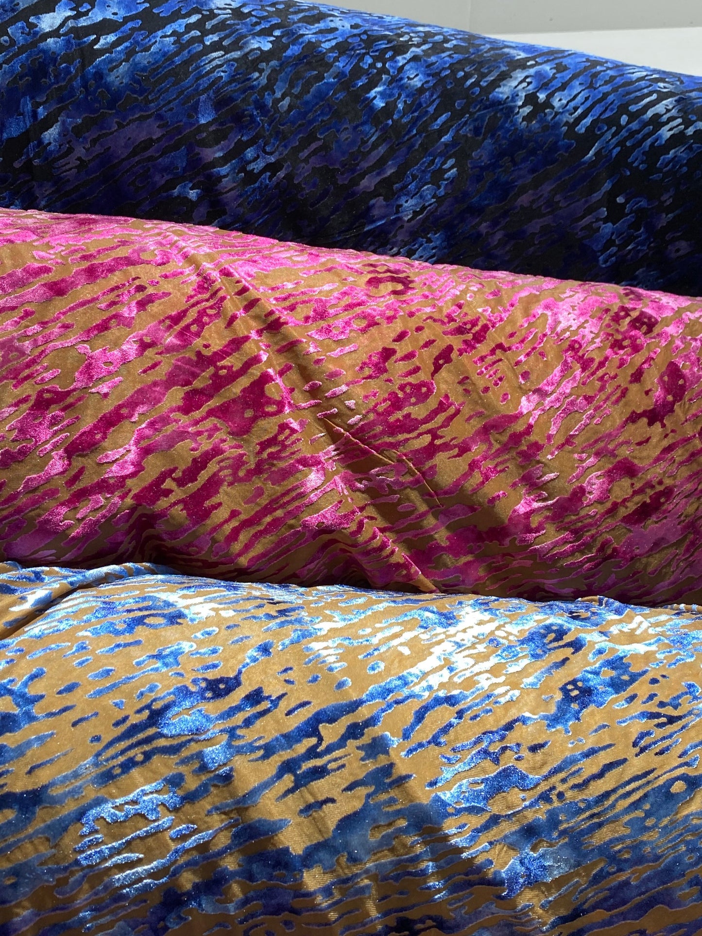 New burnout velvet exotic animal print design 2-tone color 2-way stretch 58/60” Sold by the YD. Ships worldwide from Los Ángeles California.