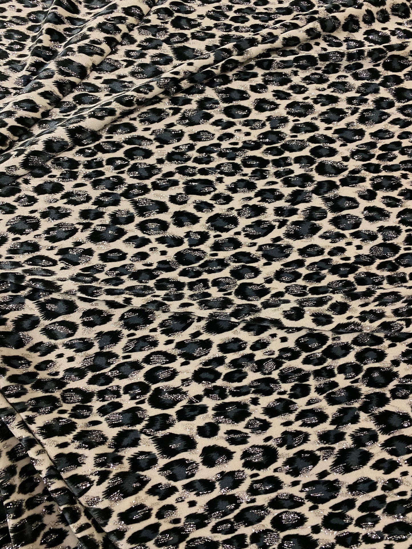 Leopard design with silver/glitter print on velvet 420gsm 4way stretch 58/60” Sold by the YD. Ships worldwide from Los Angeles California US