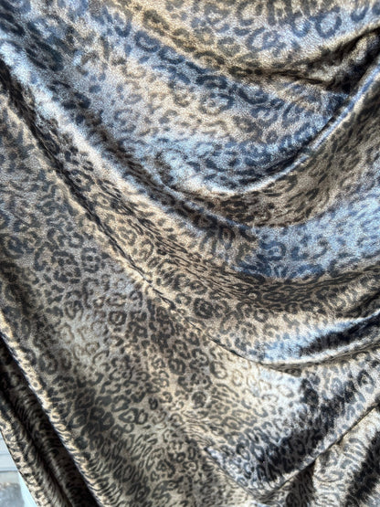 Exotic Leopard design print on great quality of stretch velvet 4-way stretch 58/60” Sold by the YD. Ships Worldwide from Los Angeles CA