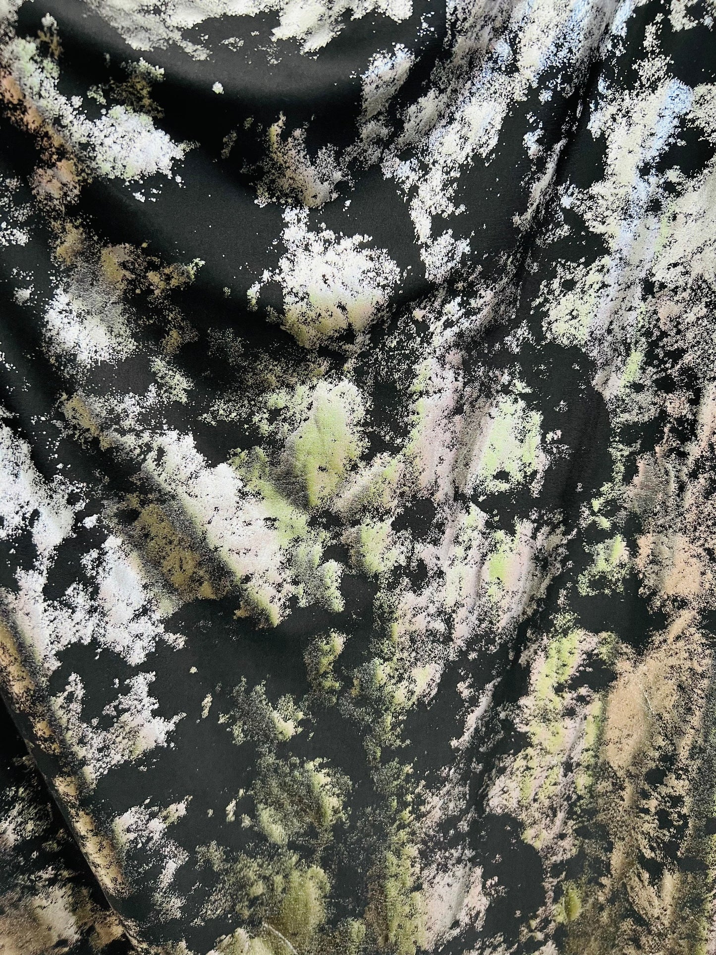Splatter design metallic poly spandex black/silver 2-way stretch 58/60”