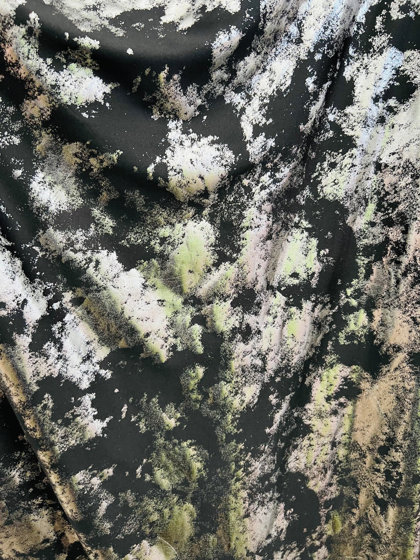 Splatter design metallic poly spandex black/silver 2-way stretch 58/60”
