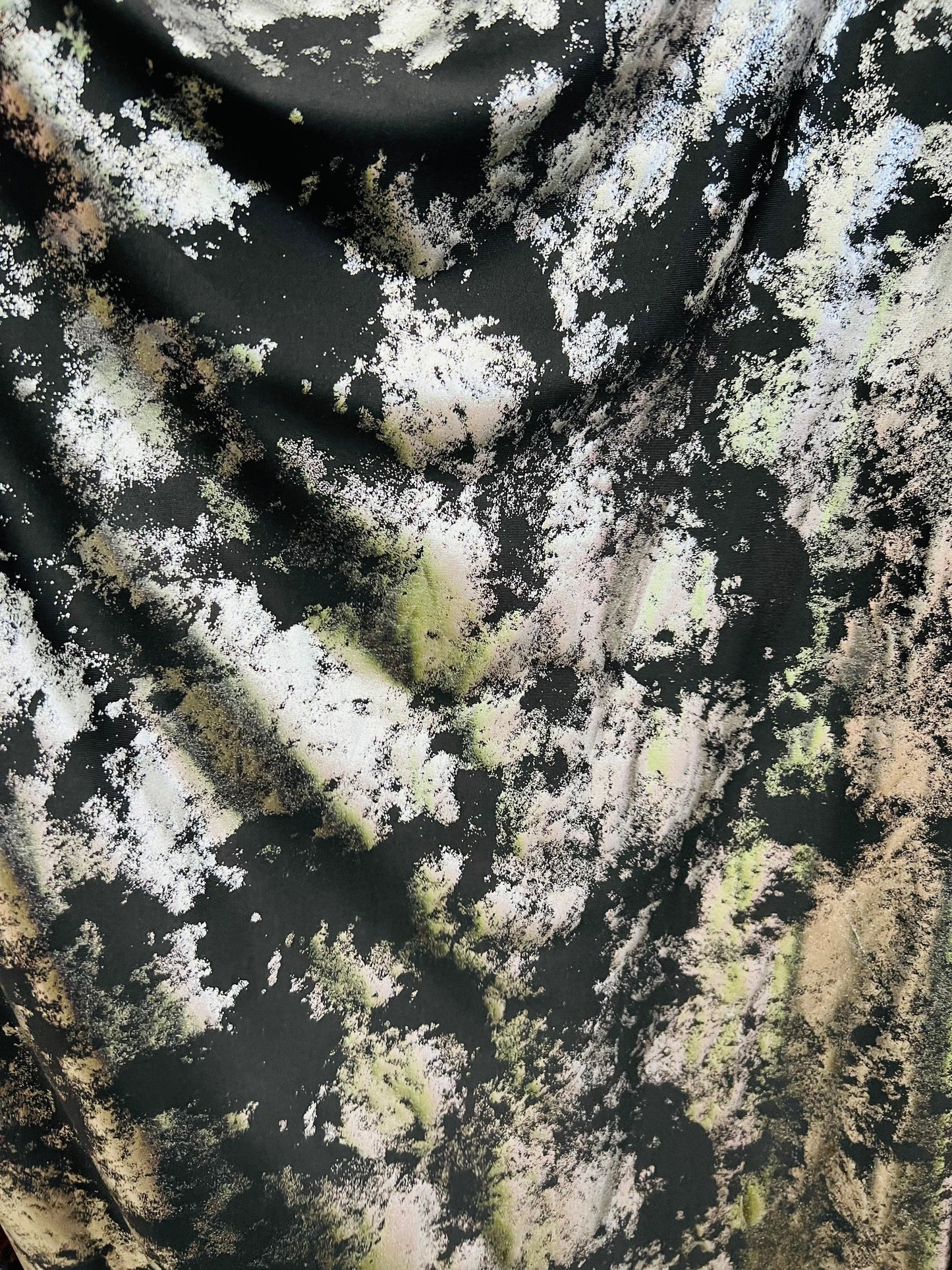 Splatter design metallic poly spandex black/silver 2-way stretch 58/60”