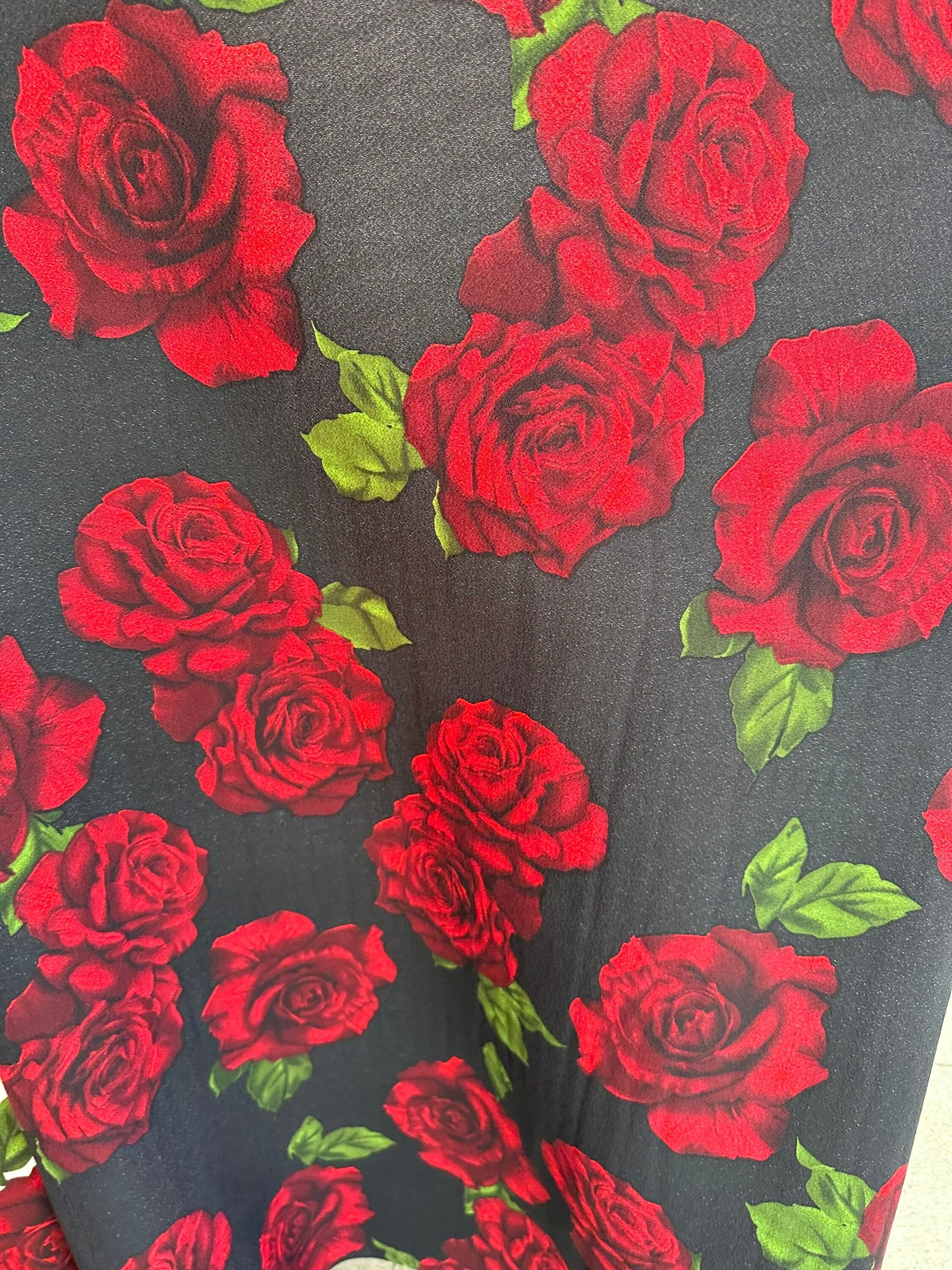 New Liverpool poly spandex red roses design 2-way stretch 58/60” Sold by the Yd. Ships worldwide from Los Ángeles California USA.