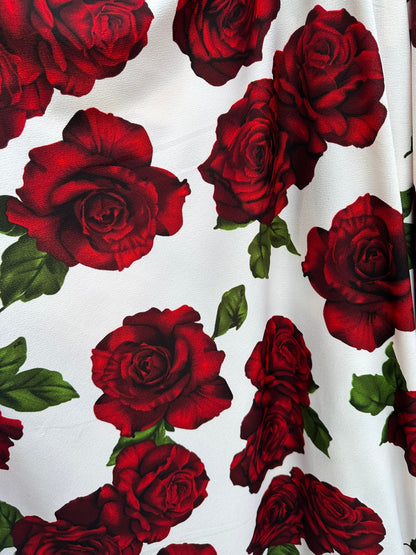 New Liverpool poly spandex red roses design 2-way stretch 58/60” Sold by the Yd. Ships worldwide from Los Ángeles California USA.