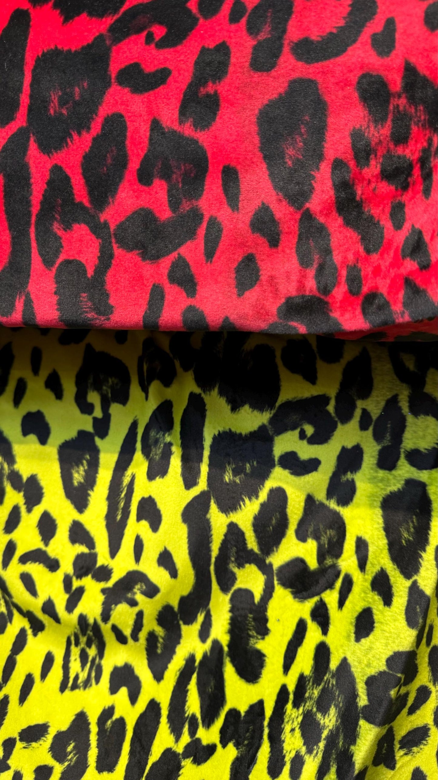 Leopard design print on good quality of stretch velvet 4way 58/60" Sold by the YD. Ships worldwide from Los Angeles California USA.