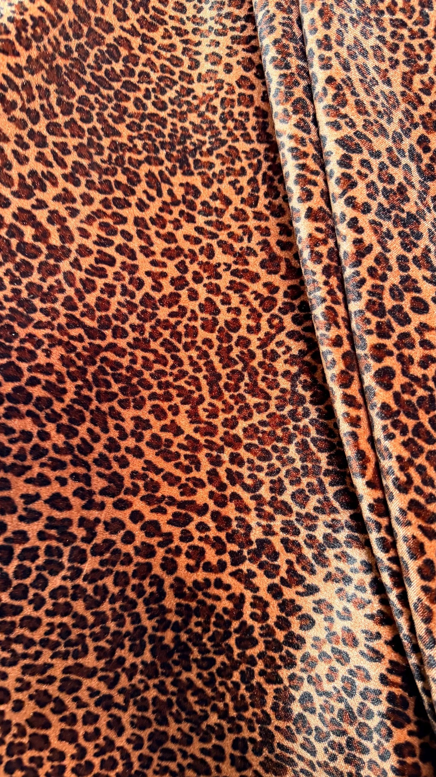 Cheetah Exotic design print on heavy velvet 4way stretch 58/60" Sold by the YD. Ships worldwide from Los Ángeles California USA.