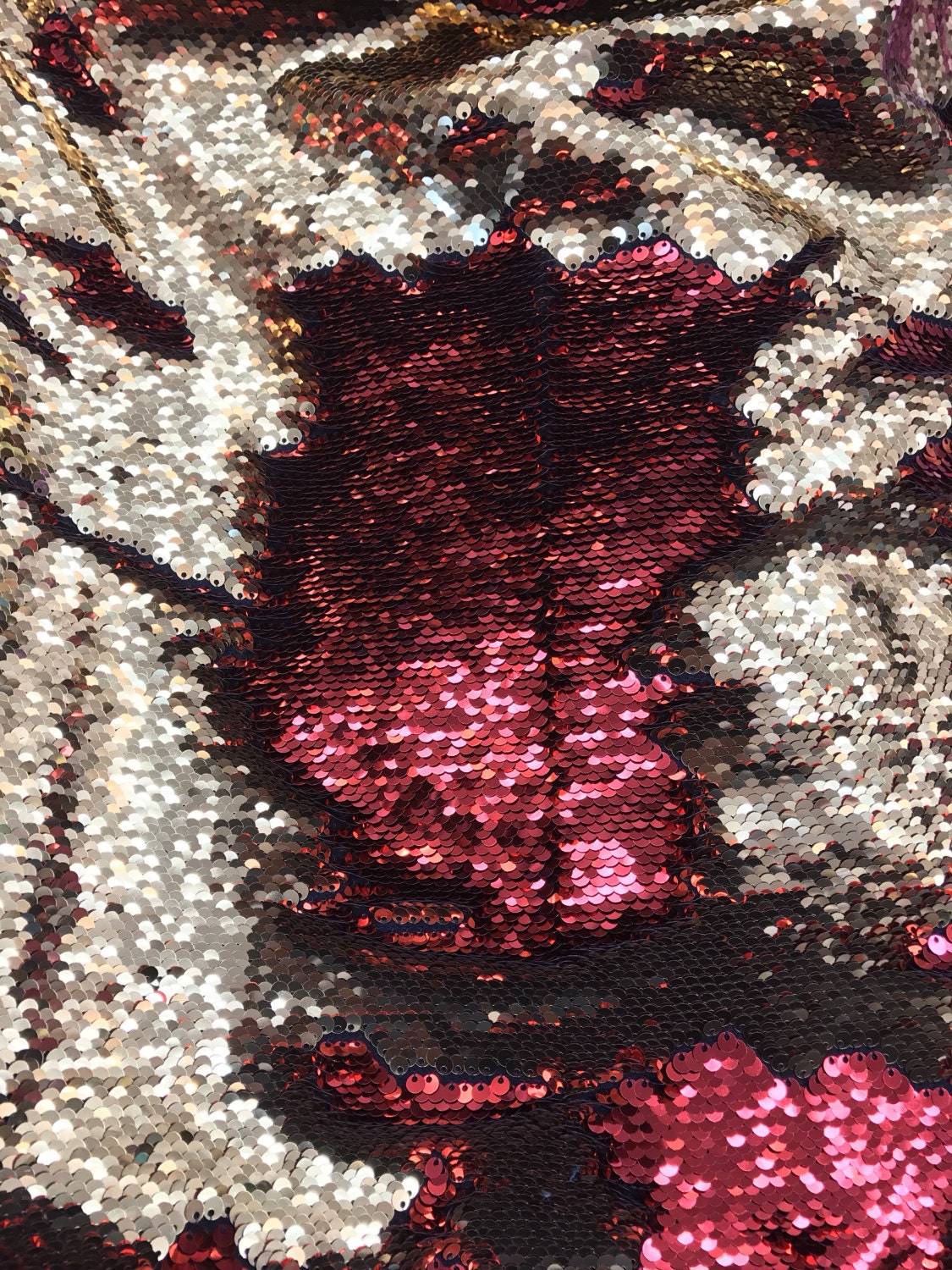 Reversible flip up sequins red/gold 5mm sequins on spandex base 58/60" sold by the yd. Ships worldwide from Los Ángeles California USA