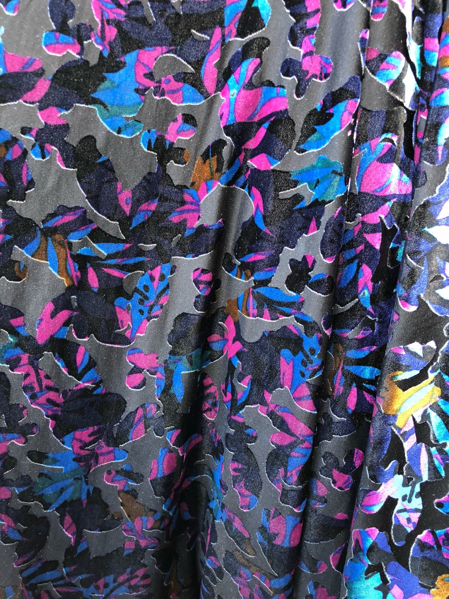 New burnout velvet modern print 4way Stretch 58/60" Sold by the YD. Ships worldwide from Los Angeles California USA.