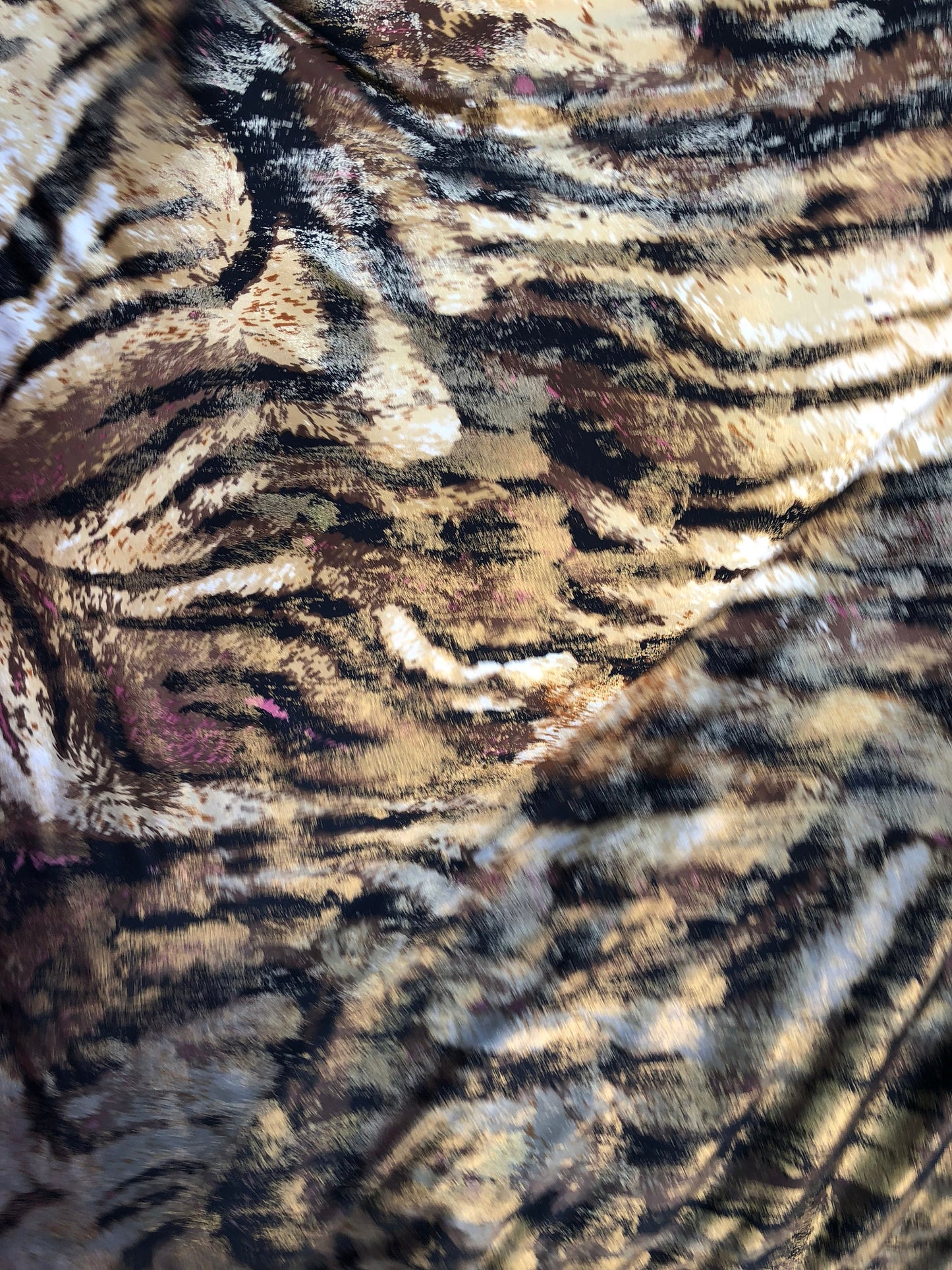 New animal print design on spandex base 4way stretch 58/60" Sold by the YD. Ships worldwide from Los Angeles California USA.