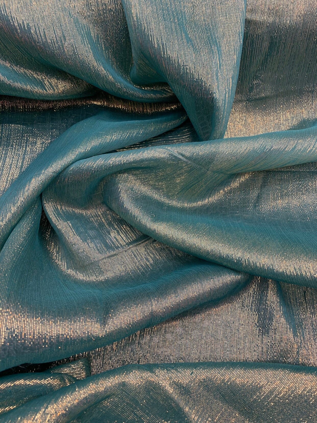 Silk metallic chiffon jade/gold 2way Stretch 44/44" Sold by the YD. Ships worldwide from Los Ángeles California USA.