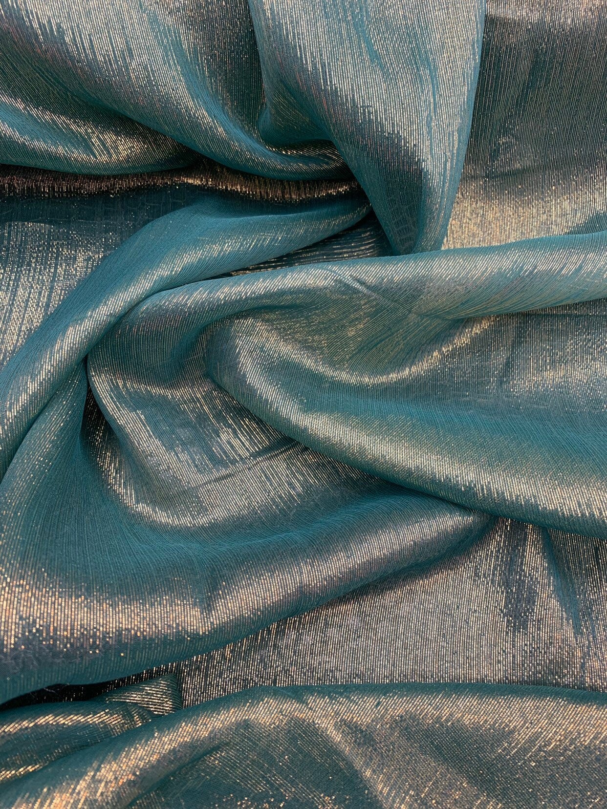 Silk metallic chiffon jade/gold 2way Stretch 44/44" Sold by the YD. Ships worldwide from Los Ángeles California USA.