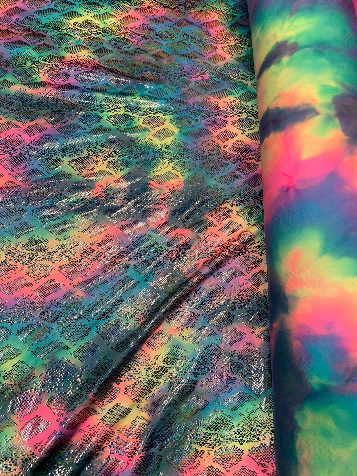 New Anaconda Holothin foil tie dye metallic nylon spandex 4way stretch 58/60" Sold by the YD. Ships worldwide from Los Ángeles California US