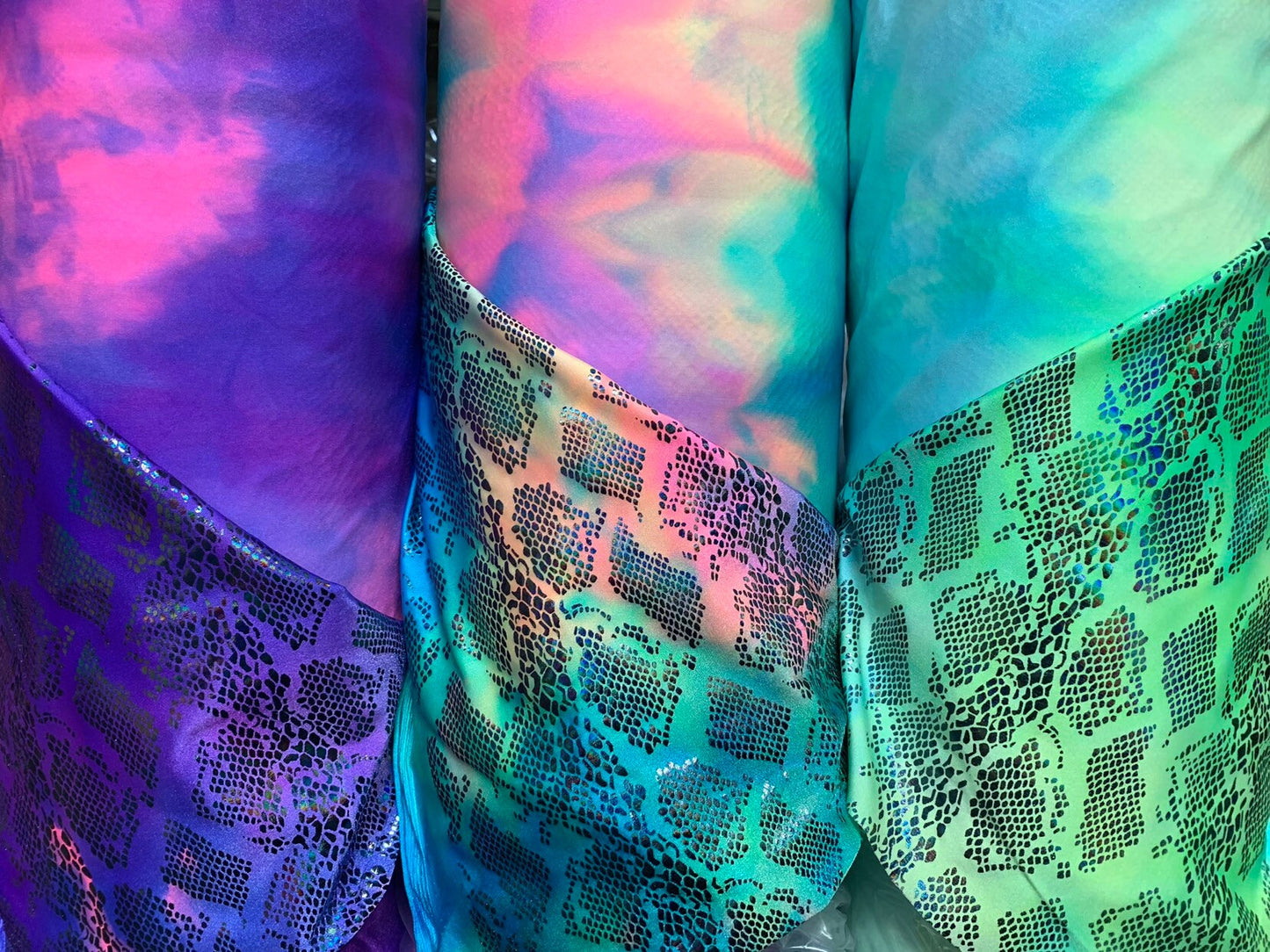 New Anaconda Holothin foil tie dye metallic nylon spandex 4way stretch 58/60" Sold by the YD. Ships worldwide from Los Ángeles California US