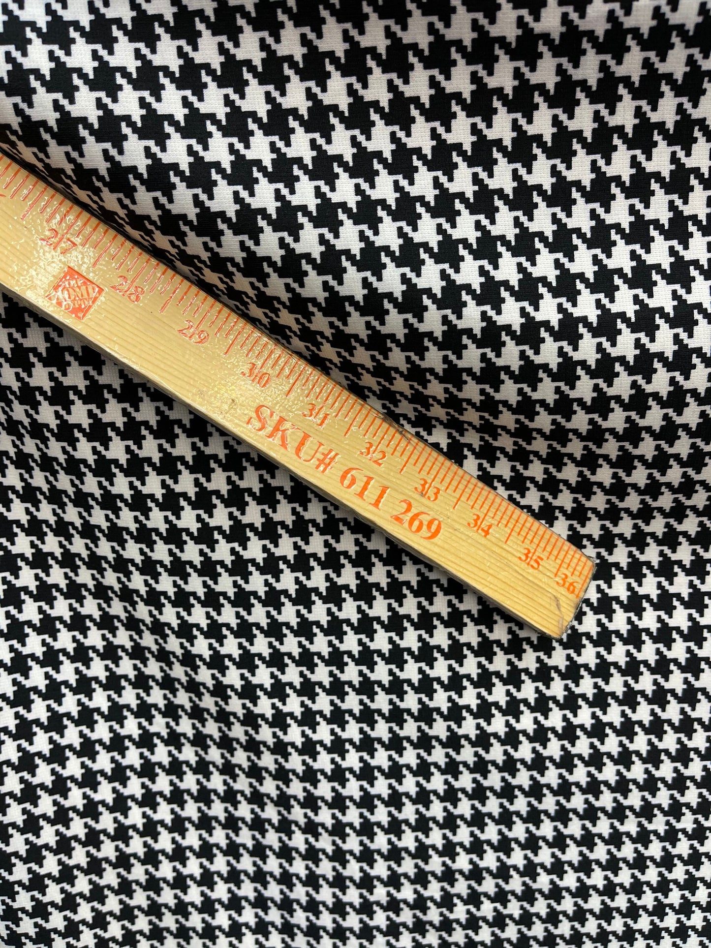 New Houndstooth design print on poly spandex 2-way stretch 60/62” Sold by the YD. Ships Worldwide from Los Angeles California USA.